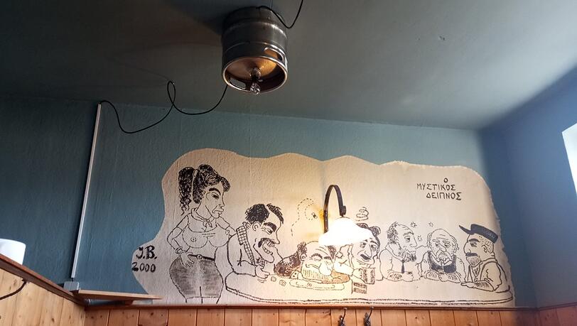 Cool: Bierfässer hängen als Lampen an der Decke, das Bild daruntererinnert an den kultigen Vorgänger Lucullus.