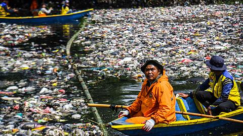 In manchen Ländern ist vor lauter Plastikmüll auf Flüssen kaum noch ein Durchkommen. (Archivbild)