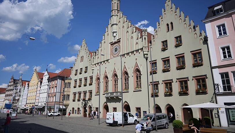Die pittoreske Landshuter Altstadt (hier das Rathaus) hat einiges zu bieten. Einer Immobilien-Anzeige zufolge sogar ein riesiges Hotel, das zum Verkauf steht. Die Frage ist nur: Wo soll das sein?