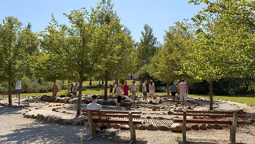 Sieht so das Kneippen der Zukunft aus? Der berühmte Barfußweg im Kurpark in Bad Wörishofen, der weiterhin für Besucher geöffnet ist. Sieht so das Kneippen der Zukunft aus? Der berühmte Barfußweg im Kurpark in Bad Wörishofen, der weiterhin für Besucher geöffnet ist.