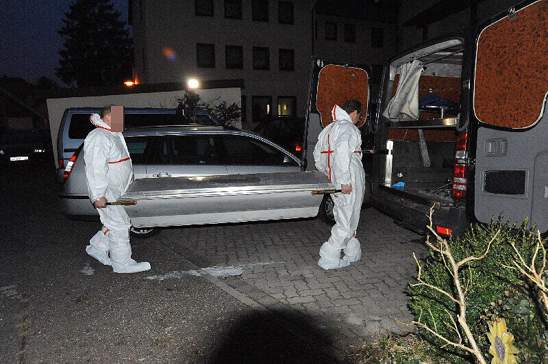 Gestern am frühen Abend transportieren zwei Männer den Sarg mit der Leiche der 21-Jährigen ab.