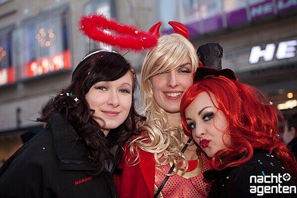 Große Faschingsparty am Marienplatz! Ab zwölf Uhr richtete dort Charivari eine Show aus. Der Hauptact: Alexander Marcus. Die Münchner hatten ihren Spaß. Mehr Bilder unter: www.nachtagenten.de