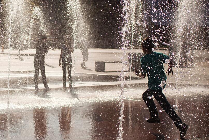 In Genf in der Schweiz genießen Kinder und Jugendliche am selben Tag das sonnige Frühlingswetter mit Temperaturen um die 20 Grad Celsius...