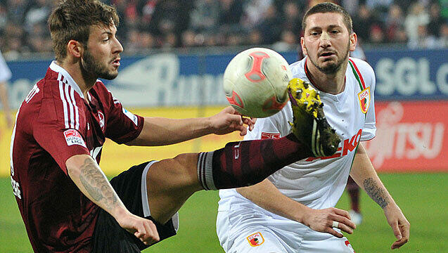 Marvin Plattenhardt (l.) spielte zuletzt gegen den FCA von Sascha Mölders von Beginn an. Marvin Plattenhardt (l.) spielte zuletzt gegen den FCA von Sascha Mölders von Beginn an.