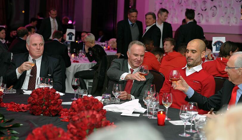 Zusammen mit Uli Hoeneß, Karl-Heinz Rummenigge und Franz Beckenbauer genießt Pep Guardiola das Bankett des "Klub-Weltmeisters".