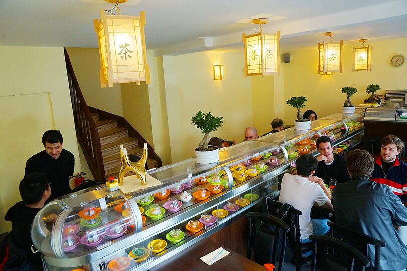 Das Ifang ist ein kleines Running-Sushi-Lokal am Sendlinger Tor. Neben Maki und Nigiri laufen dort auch ein paar europäische Nachspeisen über das doppelstöckige Förderband.