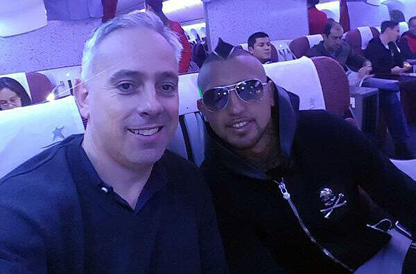 Stylischer Haarschnitt und verspiegelte Fliegerbrille: Arturo Vidal (r.) soll heute noch beim FC Bayern vorgestellt werden.