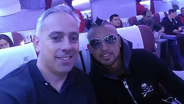 Stylischer Haarschnitt und verspiegelte Fliegerbrille: Arturo Vidal (r.) soll heute noch beim FC Bayern vorgestellt werden. Stylischer Haarschnitt und verspiegelte Fliegerbrille: Arturo Vidal (r.) soll heute noch beim FC Bayern vorgestellt werden.