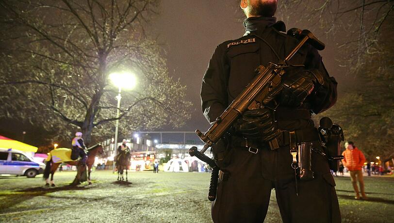 Das Fußball-Länderspiel in Hannover zwischen Deutschland und den Niederlanden istabgesagt worden. Es bestand die Gefahr eines Sprengstoff-Anschlags. Das Fußball-Länderspiel in Hannover zwischen Deutschland und den Niederlanden istabgesagt worden. Es bestand die Gefahr eines Sprengstoff-Anschlags.