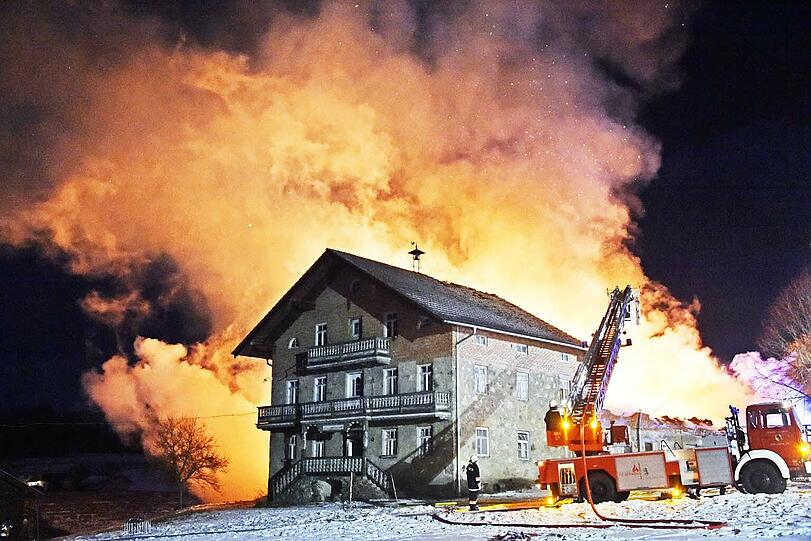 Kurz vor 23 Uhr gingen mehrere Notrufe ein. Als die freiwillige Feuerwehr eintraf, stand die komplette Scheune bereits in Flammen.