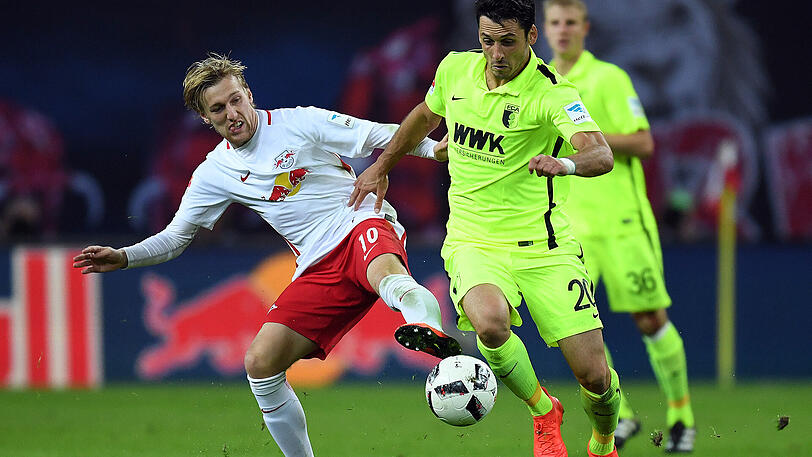Der Leipziger Emil Forsberg (links) und der Augsburger Gojko Kacar beim Leipziger 2:1-Erfolg im Hinspiel.