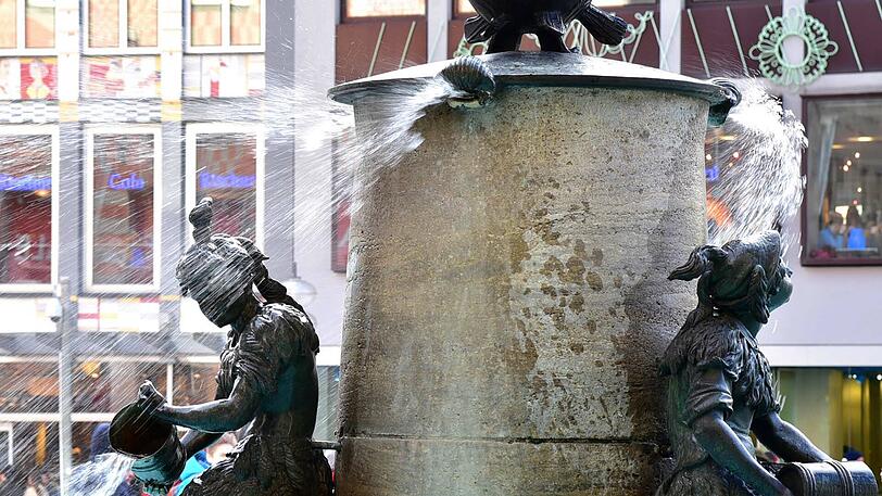 Sturm "Friederike" am Marienplatz. Wer nicht aufpasst, wird durch die Böen vom Fischbrunnen nassgemacht.