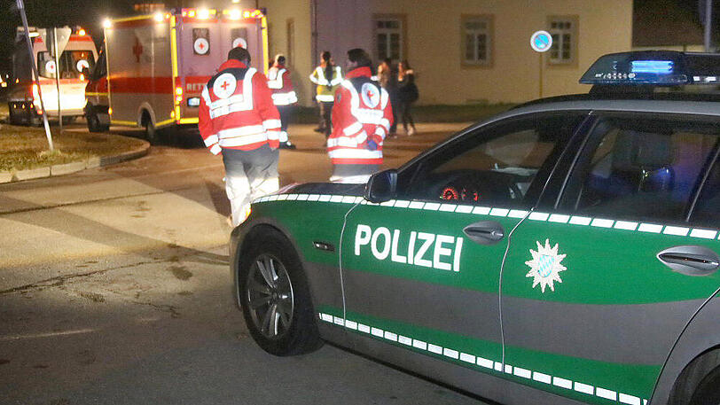 Beamte suchen nach den flüchtigen Tätern - Sanitäter versorgen die Verletzten. In Mühldorf am Inn haben sich am Freitag dramatische Szenen abgespielt.