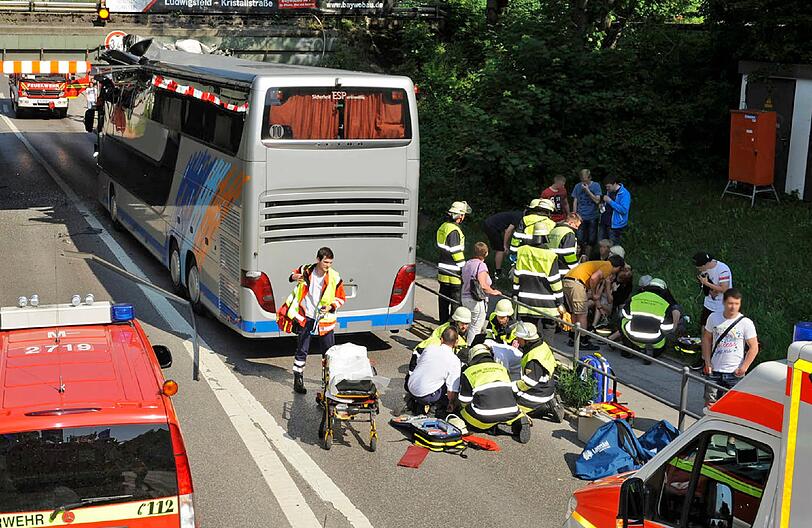 Ein Reisebus kracht in der Dachauer Straße gegen eine Unterführung: Die Bilder der Feuerwehr