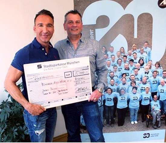 Seine 5000 Euro Gewinn aus dem Promi-Dinner spendete Jochen Bendel an die Münchner Aids-Hilfe. Hier gibt's den Spendenscheck für Thomas Niederbühl.