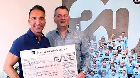 Seine 5000 Euro Gewinn aus dem Promi-Dinner spendete Jochen Bendel an die Münchner Aids-Hilfe. Hier gibt's den Spendenscheck für Thomas Niederbühl.