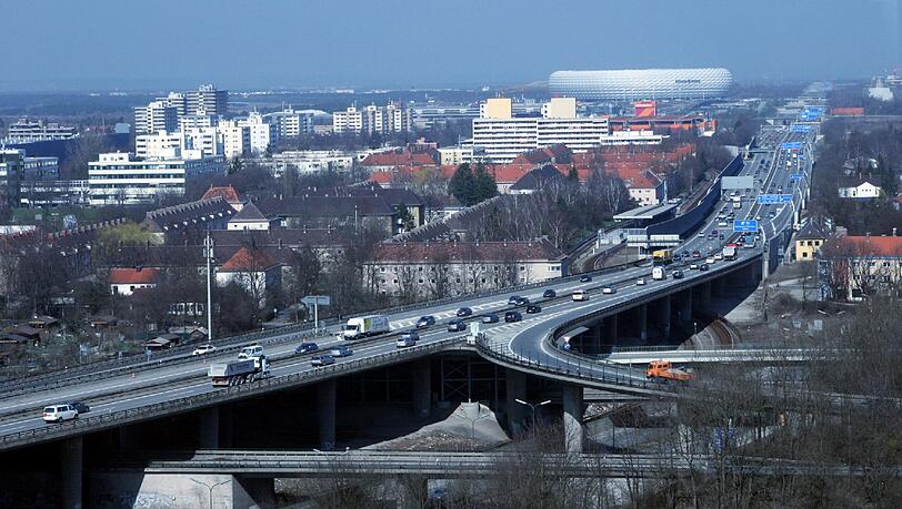 Verkehrsschlagader in Freimann: der Tatzelwurm. Foto: Martha Schlüter Verkehrsschlagader in Freimann: der Tatzelwurm. Foto: Martha Schlüter