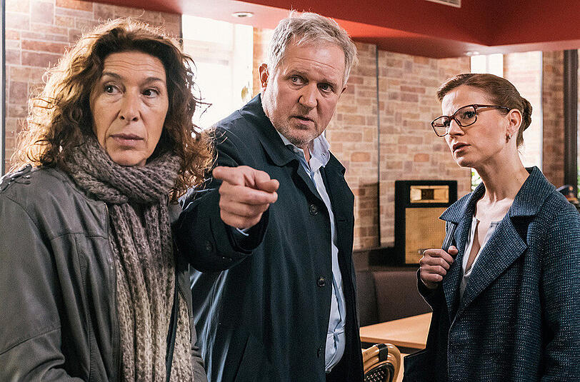 Bibi Fellner (Adele Neuhauser, l.) und ihr Kollege Moritz Eisner (Harald Krassnitzer) sprechen mit Daniela Vopelka (Kristina Sprenger)