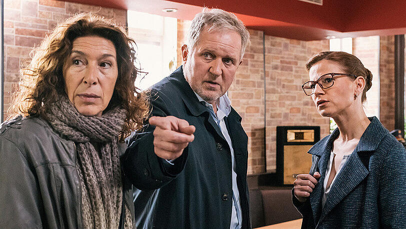 Bibi Fellner (Adele Neuhauser, l.) und ihr Kollege Moritz Eisner (Harald Krassnitzer) sprechen mit Daniela Vopelka (Kristina Sprenger) Bibi Fellner (Adele Neuhauser, l.) und ihr Kollege Moritz Eisner (Harald Krassnitzer) sprechen mit Daniela Vopelka (Kristina Sprenger)