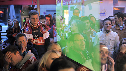 Fußball-Fans, die in Kneipen gehen, können sich lediglich die erste Halbzeit des Spiels zwischen dem FC Bayern und Atlético Madrid anschauen. (Archivbild)