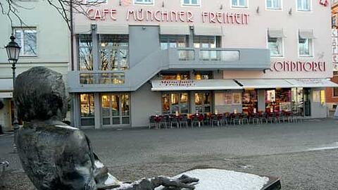 So genießt der wahre Münchner (hier Helmut Fischer) sein Frühstück