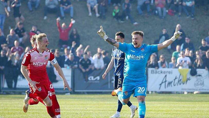 Sensations-Sieger im Totopokal-Halbfinale und am 21. Mai im Endspiel gegen den FV Illertissen: Der TSV Aubstadt um Elfmetertöter Lukas Wenzel (r.) bejubelt den Sieg über die Löwen.