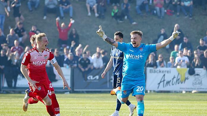 Sensations-Sieger im Totopokal-Halbfinale und am 21. Mai im Endspiel gegen den FV Illertissen: Der TSV Aubstadt um Elfmetertöter Lukas Wenzel (r.) bejubelt den Sieg über die Löwen.