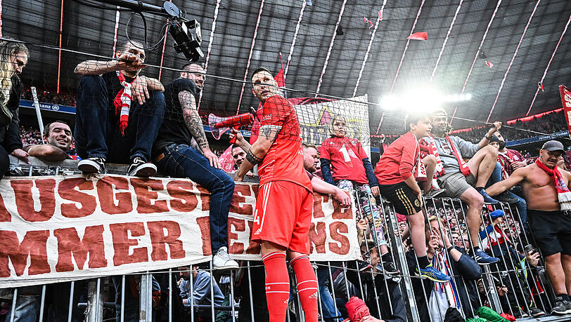 Niklas Süle feierte seinen Abschied auf dem Zaun mit den Fans.