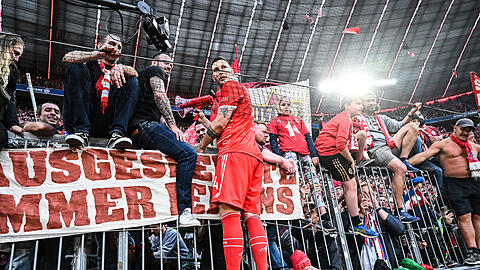 Niklas Süle feierte seinen Abschied auf dem Zaun mit den Fans.