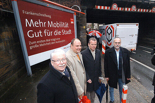 Mehr Mobilität, mehr Steuern? Fraktionsboss Gebhard Schönfelder und OB Ulrich Maly mit SPD-Chef Christian Vogel (v. r.) noch im Wahlkampf am Frankenschnellweg.