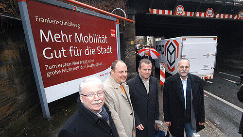 Mehr Mobilität, mehr Steuern? Fraktionsboss Gebhard Schönfelder und OB Ulrich Maly mit SPD-Chef Christian Vogel (v. r.) noch im Wahlkampf am Frankenschnellweg. Mehr Mobilität, mehr Steuern? Fraktionsboss Gebhard Schönfelder und OB Ulrich Maly mit SPD-Chef Christian Vogel (v. r.) noch im Wahlkampf am Frankenschnellweg.