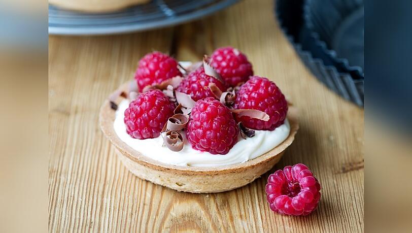 Himbeer-T&ouml;rtchen: Ein kleines Dessert, das jeden Moment veredelt.