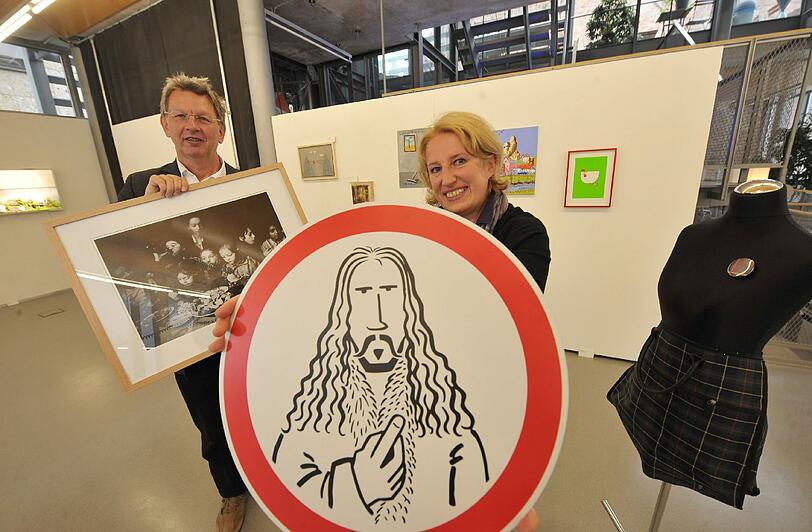 Die Artothek-Mitglieder Peter Petrich und Anette Stufler (hat die &bdquo;Dürerfreie Zone&ldquo; in der Hand) zeigen zwei &bdquo;Lieblings Bilder&ldquo; im KuKuQ.