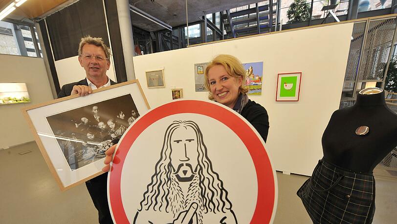 Die Artothek-Mitglieder Peter Petrich und Anette Stufler (hat die „Dürerfreie Zone“ in der Hand) zeigen zwei „Lieblings Bilder“ im KuKuQ. Die Artothek-Mitglieder Peter Petrich und Anette Stufler (hat die „Dürerfreie Zone“ in der Hand) zeigen zwei „Lieblings Bilder“ im KuKuQ.