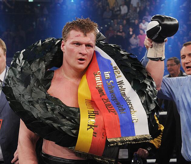 Marco Huck verlor Samstagnacht in der Porsche-Arena Stuttgart nach Punkten gegen Titelverteidiger Alexander Powetkin. Am Ring saß auch der Brite Dereck Chisora. Der 28-Jährige hatte eine Woche zuvor in München für einen Skandal gesorgt. Die Bilder