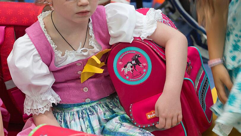 Ein Mädchen mit neuem Schulranzen wartet auf den Unterrichtsbeginn. Ein Mädchen mit neuem Schulranzen wartet auf den Unterrichtsbeginn.