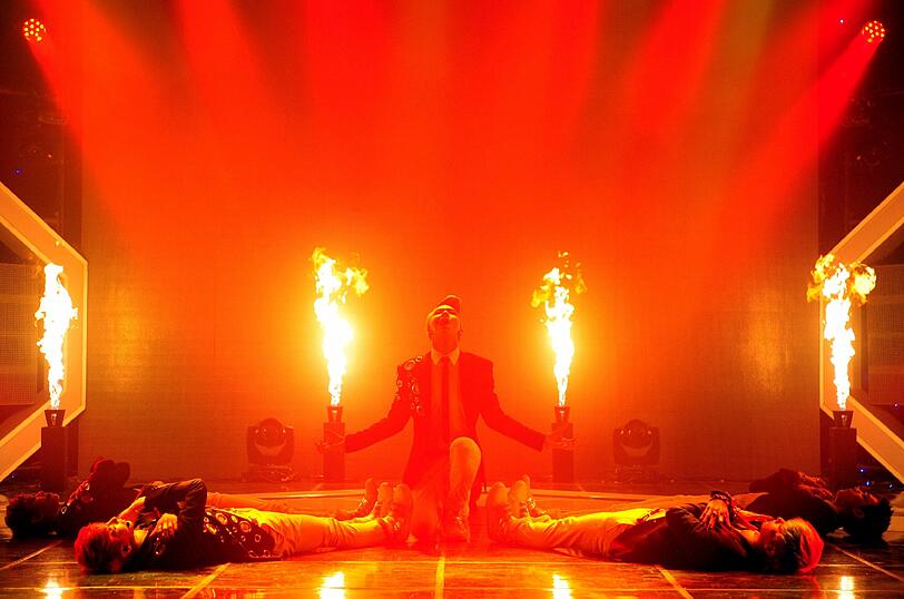 Das sieht doch aus wie eine Rammstein-Show.