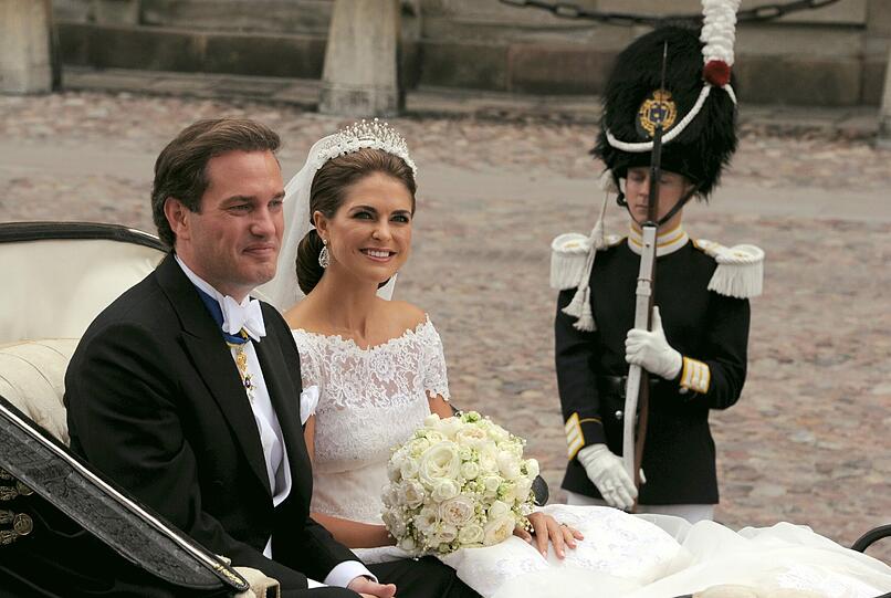 Prinzessin Madeleine und ihr Ehemann Chris O'Neill konnten nach dem Ja-Wort mit 400 Gästen im Königsschloss am Mälarsee feiern &ndash; bis in die Nacht. Die Bilder.