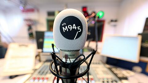 Dem Ausbildungssender M 94.5 droht der Verlust der UKW-Frequenz - das bedeutet für die Studenten vor allem, dass sie weniger ernst genommen werden.