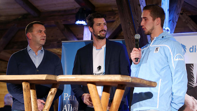 Neben NLZ-Leiter Manfred Paula (li.) war auch Pokal-Held Marco Hiller (re.) anwesend. Die Gäste feierten ihn mit lauten "Hiller, Hiller, Hiller"-Rufen.