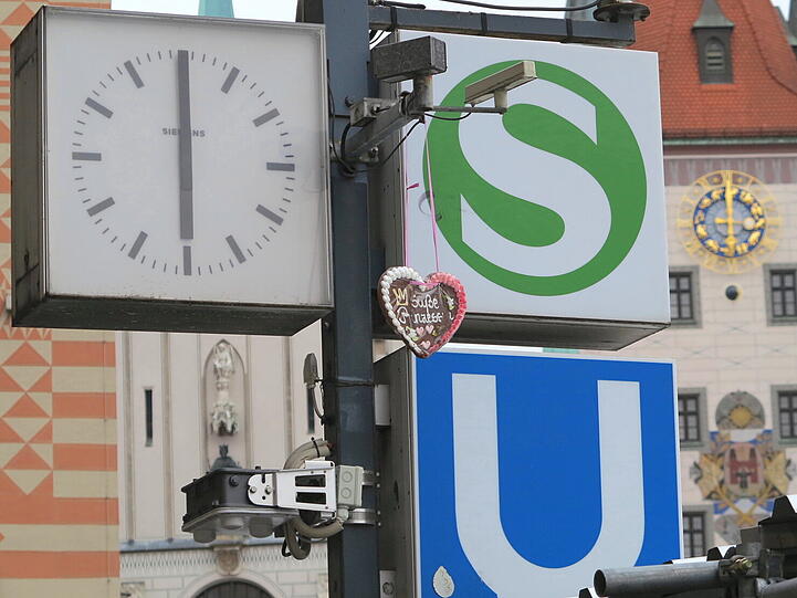 Ein Lebkuchenherzl am S-Bahn-Schild, für AZ-Leser Djordje Matkovic könnte das ein neuer Trend werden.