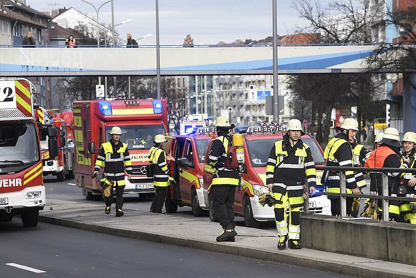 Brennender Reisebus am Mittleren Ring in Giesing: Die Feuerwehr ist mit einem Großaufgebot im Einsatz.