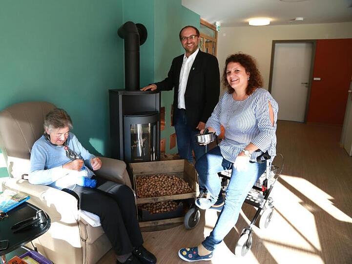 Hans-Jörg Birner, Bürgermeister von Kirchanschöring, besucht eine Bewohnerin im Haus der Begegnung. Foto: Axel Effner
