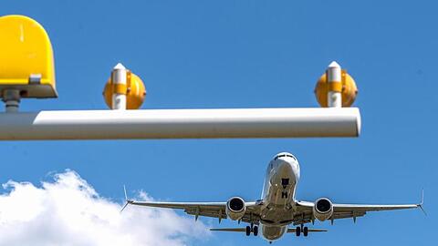 Ein Flugzeug im Landeanflug auf einen Flughafen.