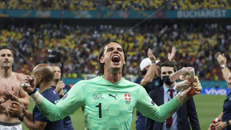 Der Schweizer Torwart Yann Sommer jubelt nachdem er den entscheidenden Schuss im Elfmeterschießen gehalten hat.
