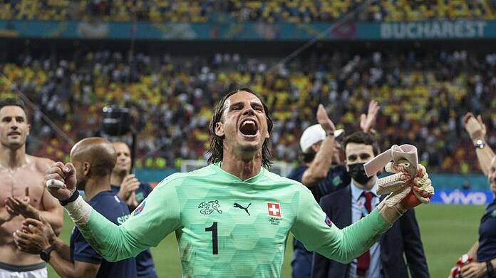 Der Schweizer Torwart Yann Sommer jubelt nachdem er den entscheidenden Schuss im Elfmeterschießen gehalten hat.