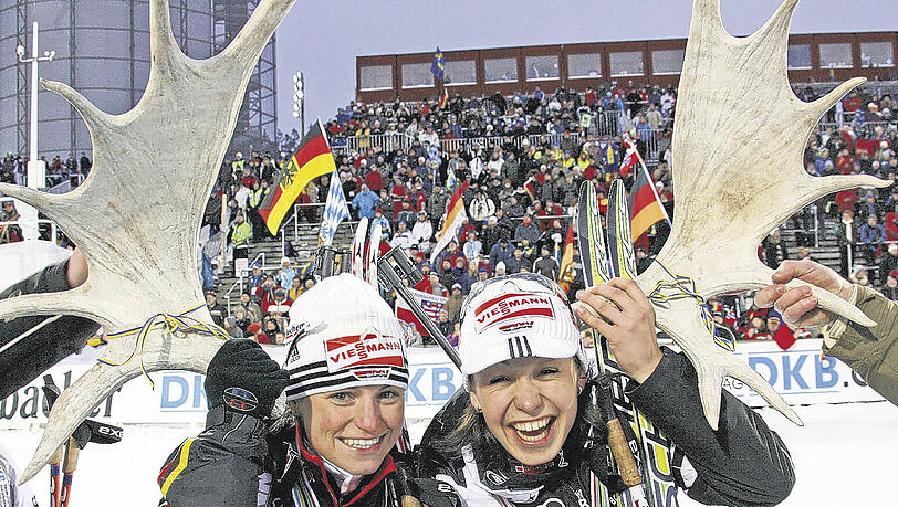 So ganz ließen sich die beiden Weltmeisterinnen die Laune dann doch nicht verderben: Andrea Henkel (l.) und Magdalena Neuner setzten sich nach dem Staffelsieg Elchgeweihe auf den Kopf. So ganz ließen sich die beiden Weltmeisterinnen die Laune dann doch nicht verderben: Andrea Henkel (l.) und Magdalena Neuner setzten sich nach dem Staffelsieg Elchgeweihe auf den Kopf.