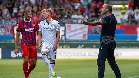 Arminia Bielfeld kam beim Trainer-Debüt von Daniel Scherning (r) in Heidenheim zu einem Remis.