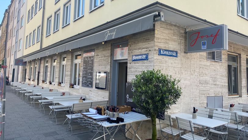 Außenplätze gibt's an der Baum- und an der Klenzestraße. Ein typisches Ecklokal eben.