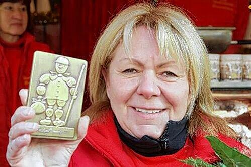 Heidi Kalb mit dem Zwetschgermoh in Bronze.